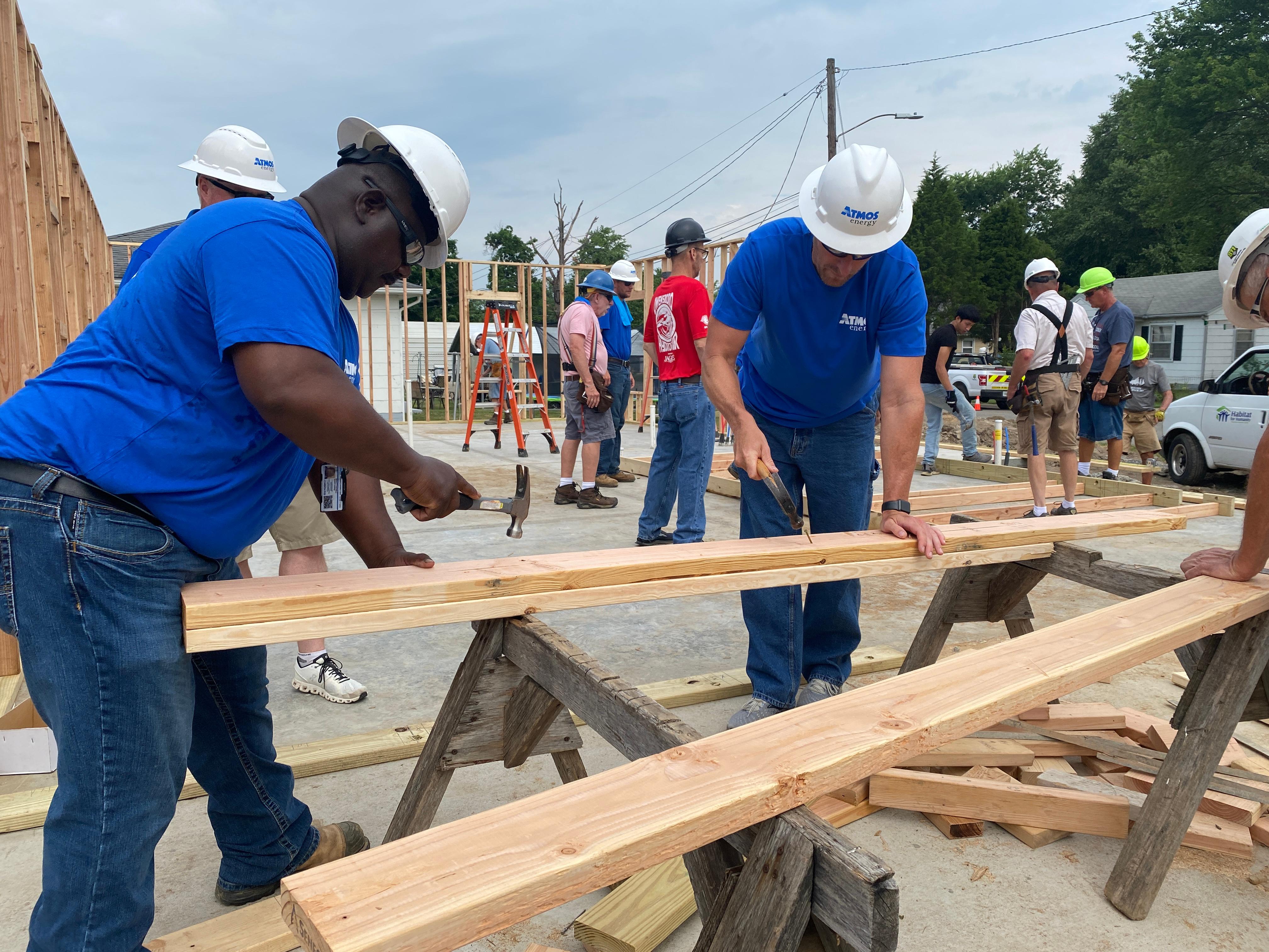 Atmos Energy volunteers building a ZNE home in Owensboro, KY